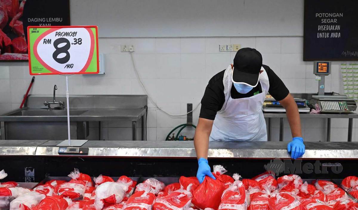 HARGA ayam pada pelaksanaan skim harga maksimum musim perayaan Tahun Baru Cina di Giant  Hypermarket Setapak. FOTO Nur Raihana Alia