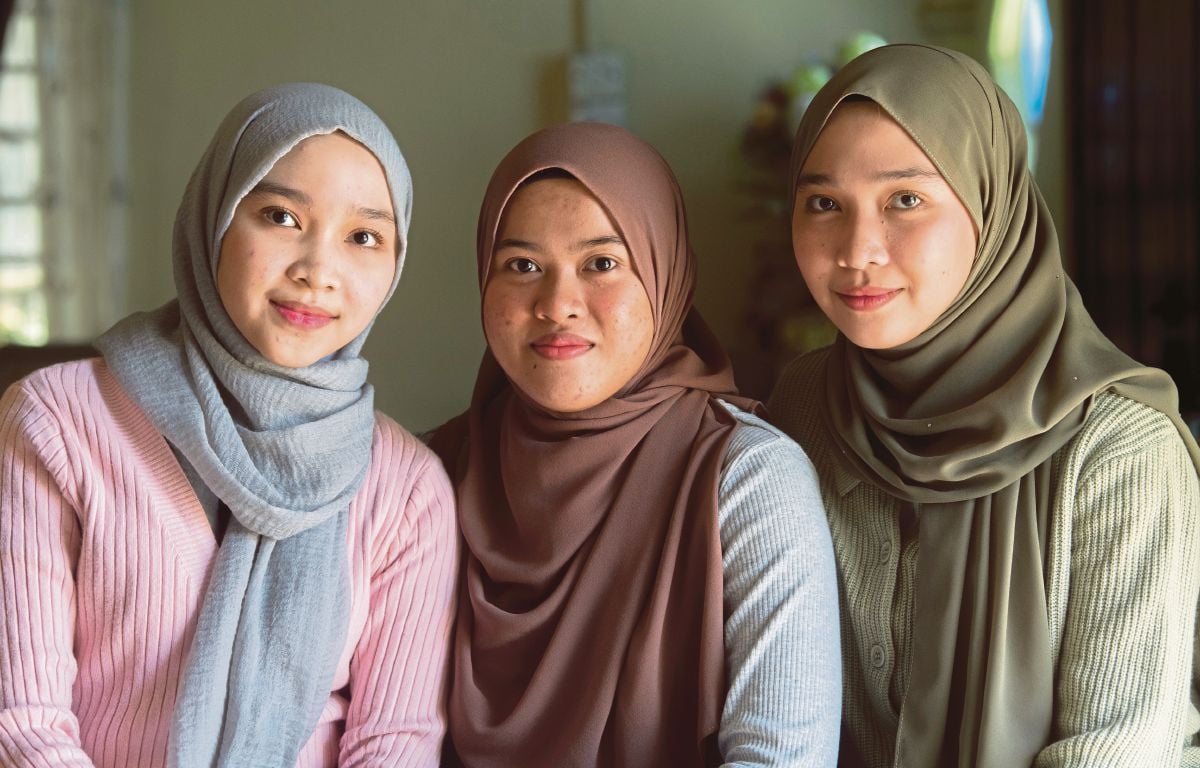 ADRYANI Iwani (kiri) bersama Adryana Iwani, 20, (tengah) dan Noratirah. FOTO BERNAMA 