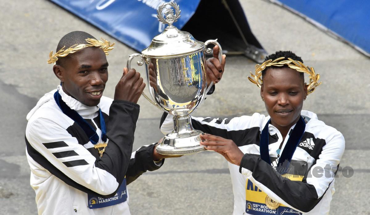 KIPRUTO (kiri) dan Diana berjaya memenangi Maraton Boston. FOTO AFP