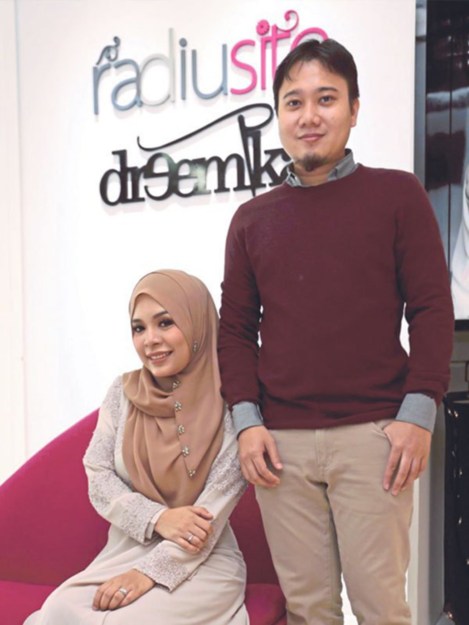A’TIKAH bersama Iskandar mengusahakan perniagaan bersama-sama sejak 2008.