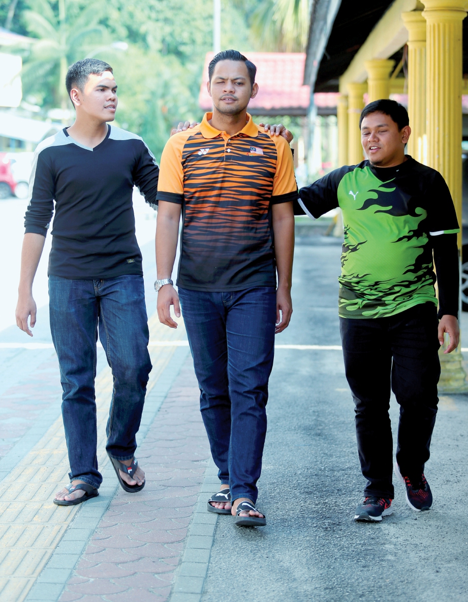 DARI kiri, Muhammad Azuan, Mohamad Firdaus dan Azril yang menerima tajaan Yayasan Sime Darby.