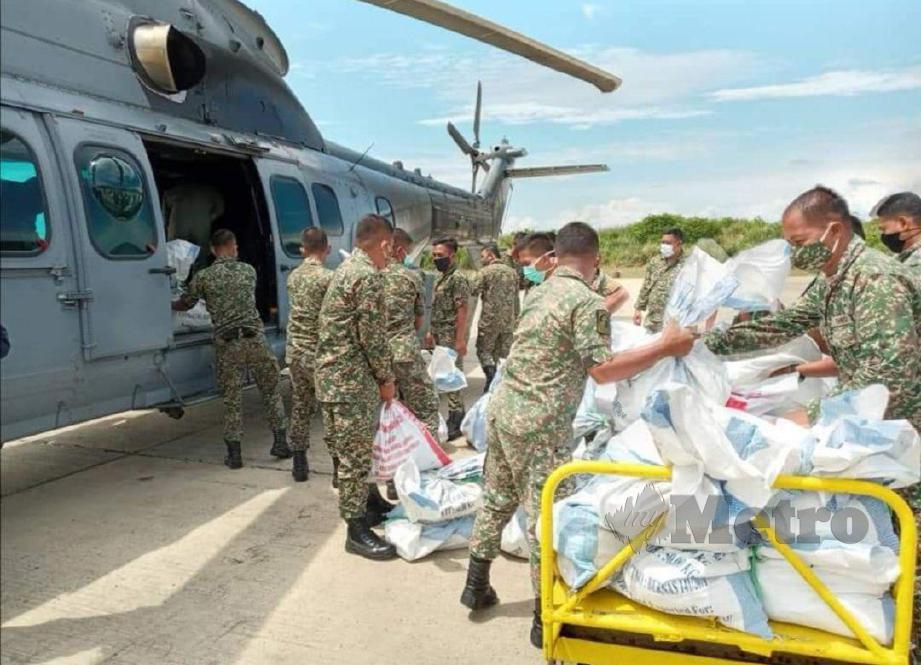 HELIKOPTER EC725 AP dari Skuadron 5 Pangkalan Udara Labuan melengkapkan misi penghantaran bekalan makanan ke pedalaman Sarawak hari ini sejak dilancarkan Ahad lalu. FOTO ihsan ATM