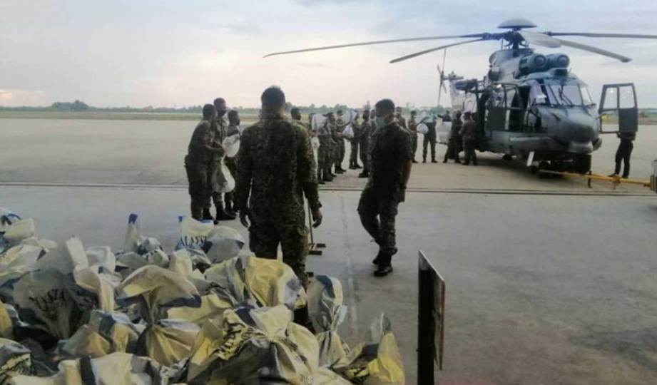 MISI penghantaran bantuan bekalan makanan ke pedalaman Sarawak menggunakan helikopter TUDM berjalan lancar hari ini. FOTO Ihsan ATM