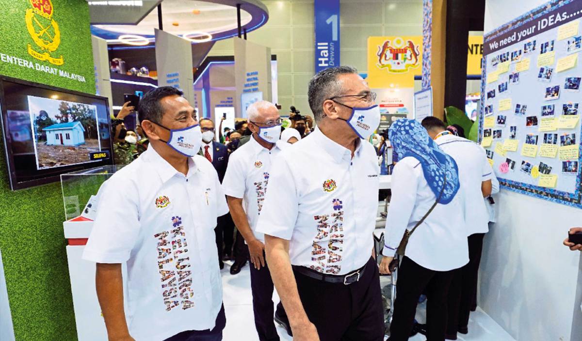 HISHAMMUDDIN diiringi Ketua Setiausaha Kementerian Pertahanan, Datuk Seri Muez Abd Aziz (kiri) dan Panglima Angkatan Tentera Malaysia (ATM), Jeneral Tan Sri Affendi Buang TUDM melawat ruang pameran program 100 Hari Aspirasi Keluarga Malaysia di Pusat Konvensyen Kuala Lumpur.