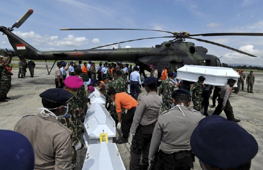 Keranda mayat mangsa dimasukkan ke dalam pesawat di Oksibil  untuk diterbangkan ke Jayapura, Papua, hari ini. - Foto Reuters