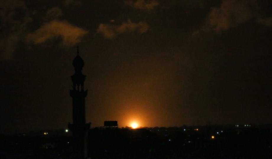 BOLA api kelihatan di selatan Gaza, pagi ini yang dilepaskan tentera Israel. FOTO AFP.