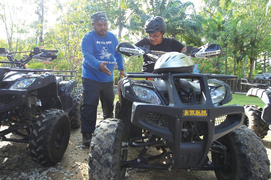 AHMAD Fakri menunjukkan cara  mengendali ATV.