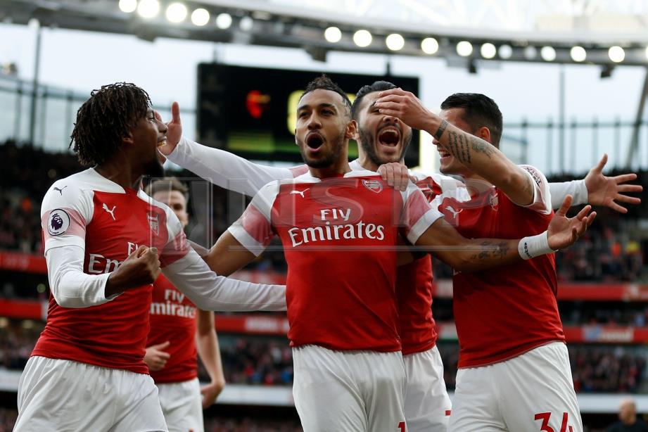 AUBAMEYANG (tengah) meraikan gol kebangkitan Arsenal. FOTO/AFP 