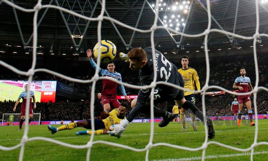  AKSI  Aubameyang menjaringkan gol ketiga ketika menentang West Ham. - FOTO Reuters  