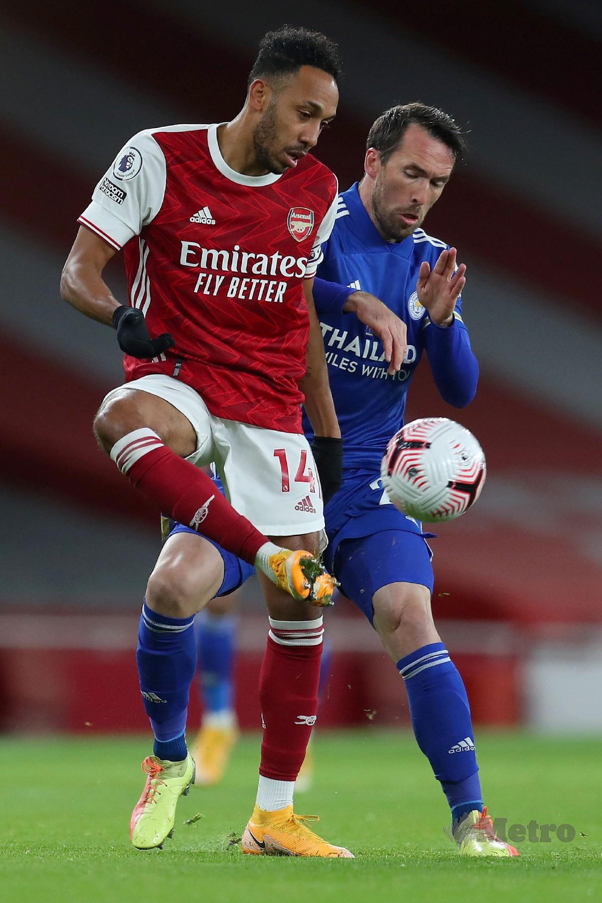 PRESTASI Aubameyang (kiri) mengecewakan selepas menandatangani lanjutan kontrak lumayan bersama Arsenal. FOTO AFP