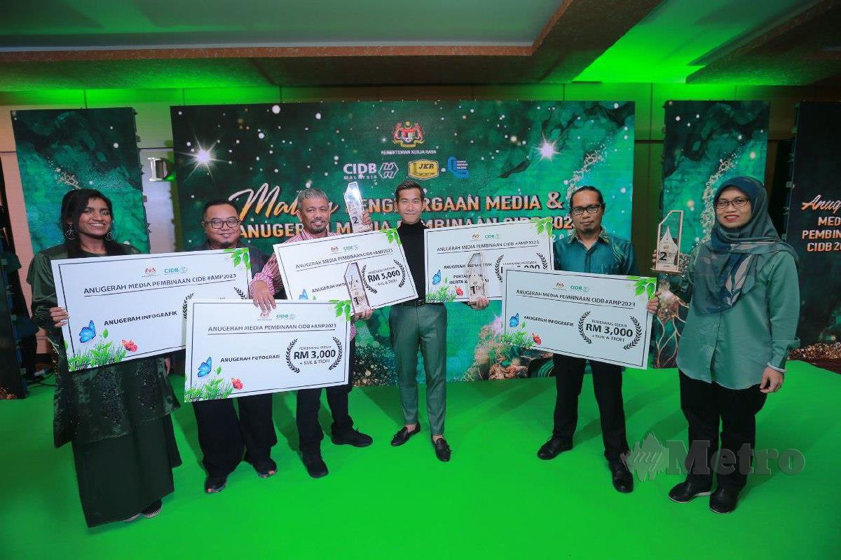 PEMENANG bersama trofi dan hadiah masing-masing pada Malam Penghargaan Media Kementerian Kerja Raya dan Majlis Anugerah Media Pembinaan CIDB 2023 di Pusat Konvensyen Kuala Lumpur (WTCKL).  FOTO Asyraf Hamzah