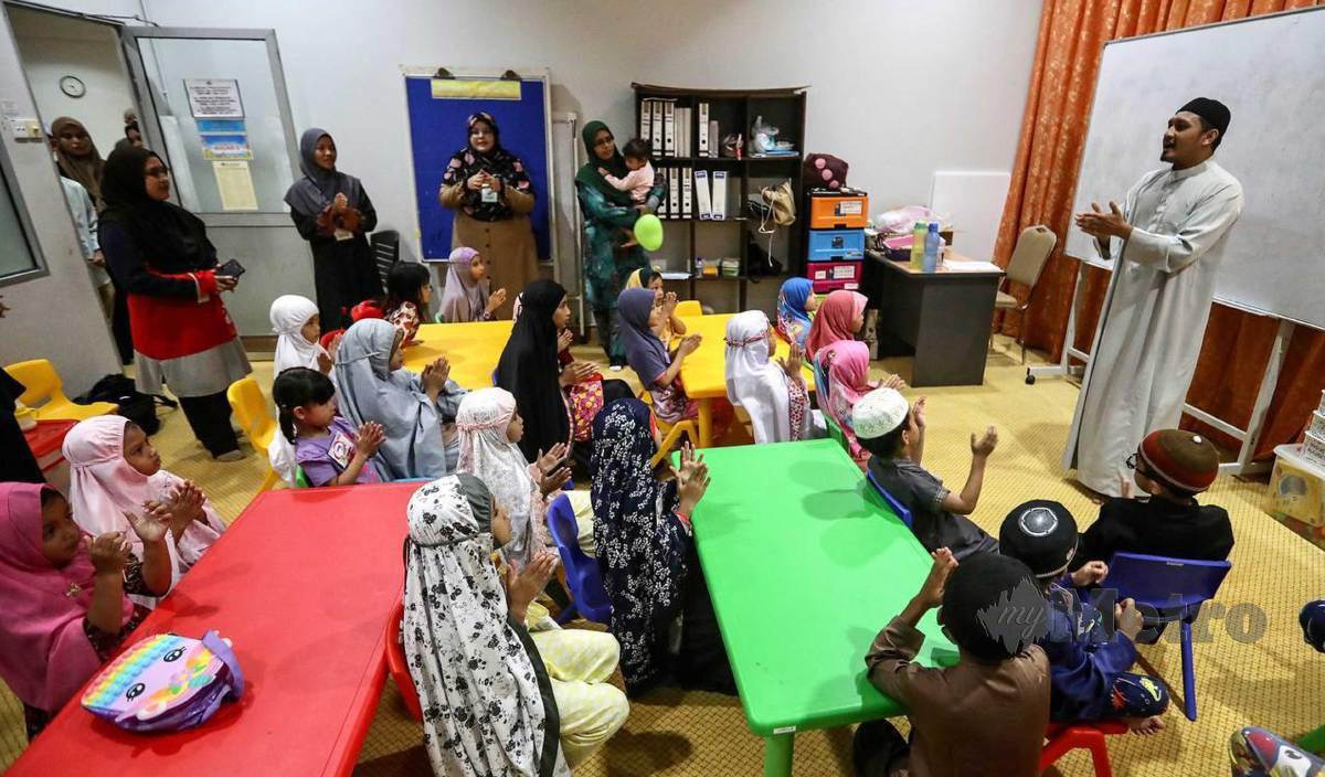 KANAK-KANAK berusia antara empat dan sembilan tahun yang dibawa ibu bapa ke masjid untuk menunaikan solat terawih akan ditempatkan di Pusat Aktiviti kanak-kanak atau Qismul Aulad, Masjid Al-Muktafi Billah Shah.  FOTO Ghazali Kori