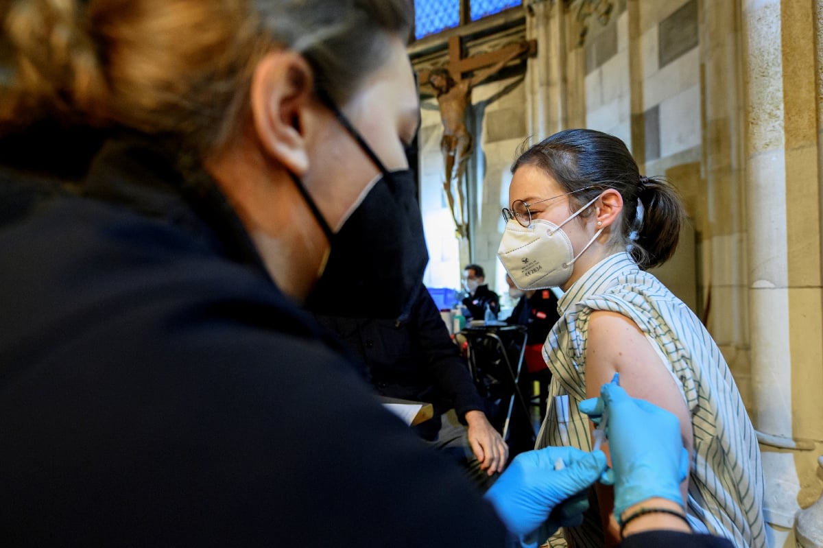 SEORANG wanita menerima dos penggalak vaksin Covid-19 di sebuah lokasi di Vienna. FOTO EPA 