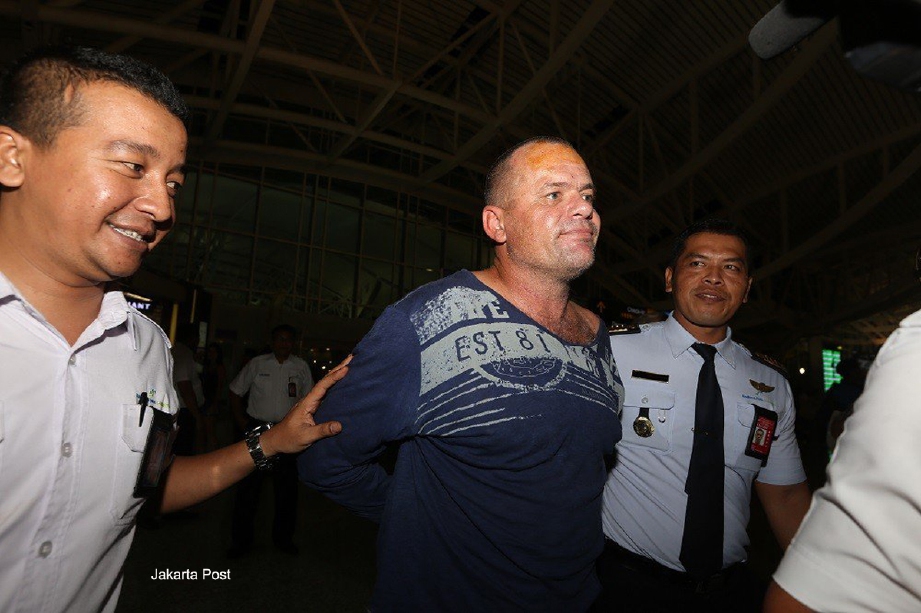 Lekaki Australia yang ditahan selepas mengancam membunuh diri di lapangan terbang di Bali, semalam.