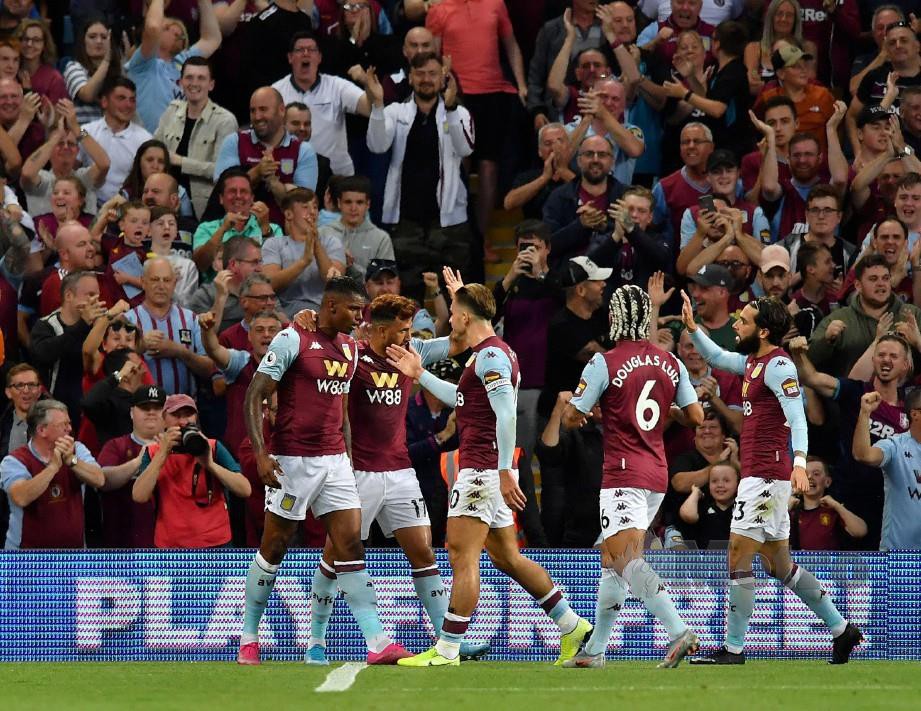 Wesley (kiri) bersama rakan sepasukannya meraikan gol pembukaan Aston Villa. FOTO AFP