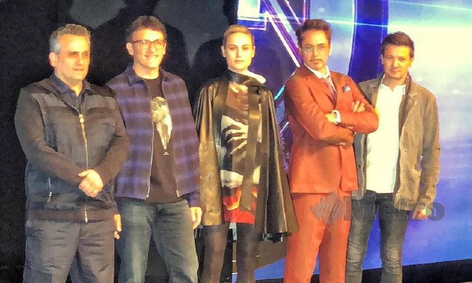 JEREMY (kanan sekali) bersama Robert Downey Jr (dua dari kiri), Brie Larson (tiga dari kiri) dan pengarah filem Avengers: Endgame, Joe dan Anthony Russo.