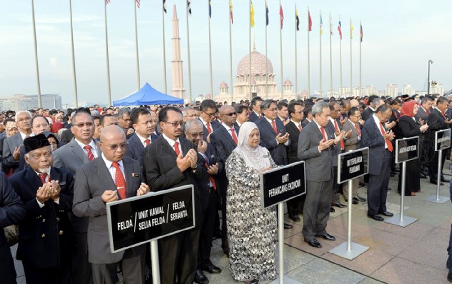 Kakitangan awam ketika perhimpunan bulanan di Putrajaya. - Foto Fail