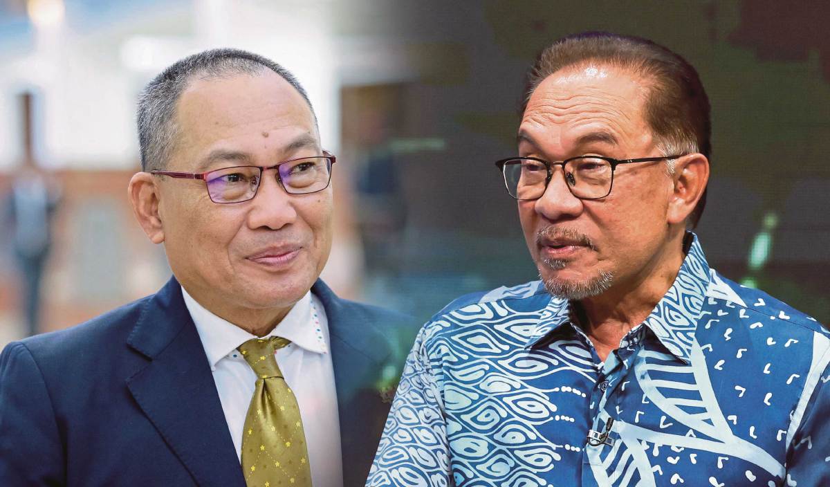 AWANG (kiri) dikatakan mengeluarkan kenyataan fitnah apabila mendakwa sikap pendendam Anwar berhubung pendakwaan terpilih lebih teruk berbanding ketika pentadbiran pimpinan Tun Dr Mahathir. FOTO Arkib BERNAMA & NSTP