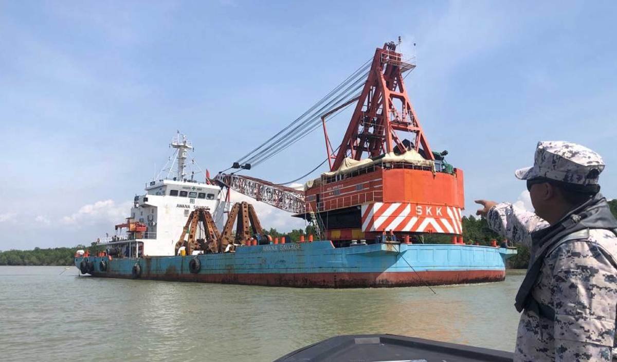 APMM Selangor menahan sebuah kapal yang bersauh tanpa kebenaran selain kru tiada dokumen pengenalan diri i perairan Pulau Indah. FOTO Ihsan APMM