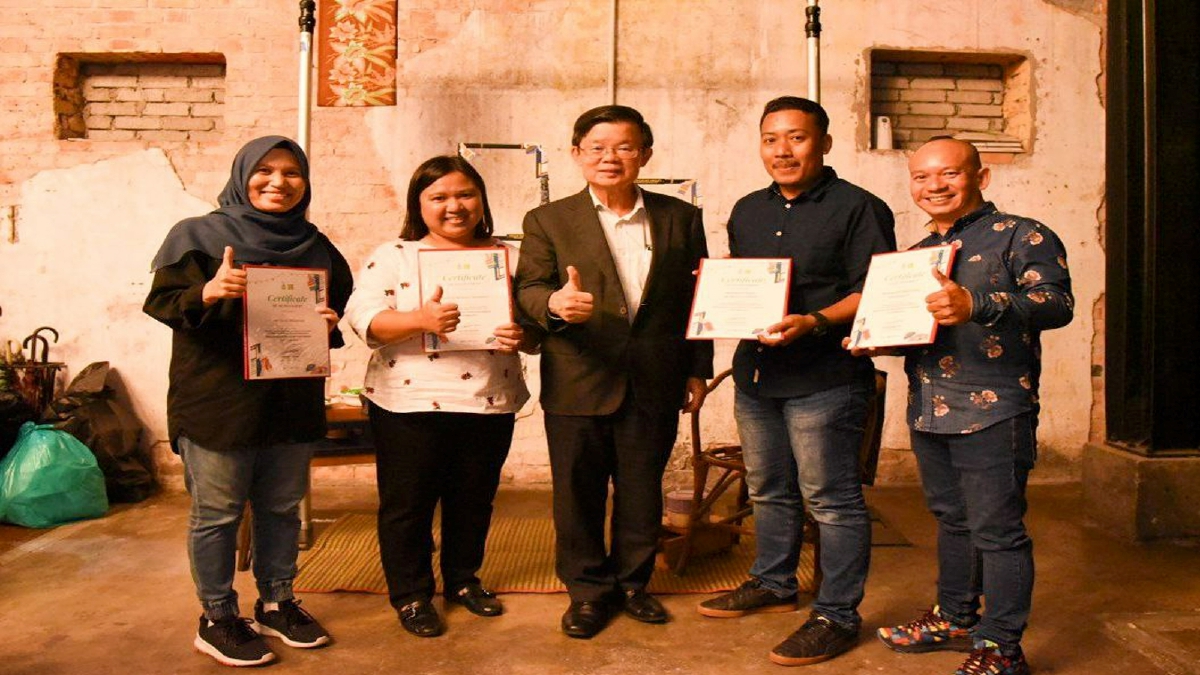 KON Yeow bergambar bersama wartawan NSTP Biro Pulau Pinang, Nur Izzati Mohamad, Audrey Dermawan, Danial Saad and Mikail Ong. FOTO NSTP.