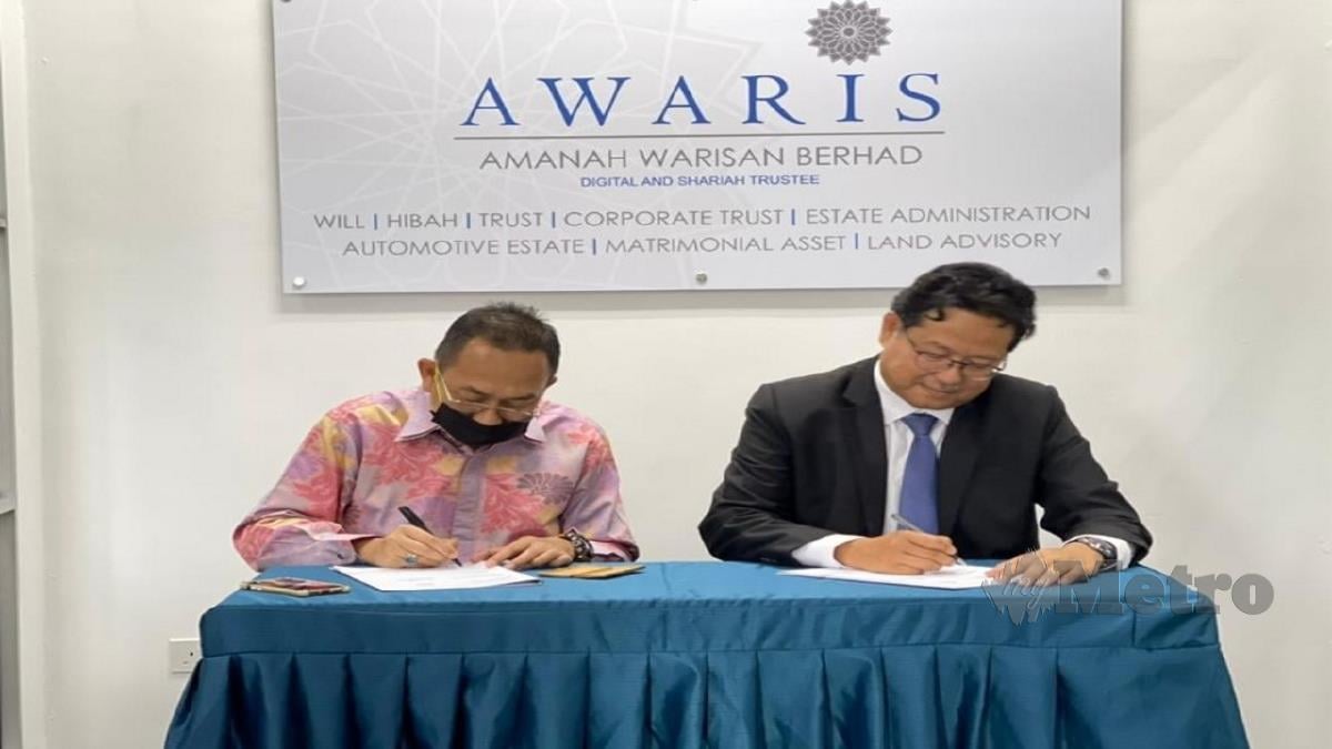 Pengasas EZ Qurban, Azhar Ab Shukur bersama CEO AWARIS Prof Adj Datuk Ahmad Saruji Abdul Aziz menandatangani perjanjian persetujuan.