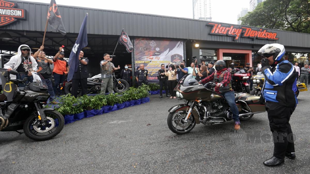 Mohd Kamarudin (tengah) melihat motosikal peserta ketika majlis pelepasan program Kempen Pencegahan Jenayah Komersial (Awie Ride) fasa 2 ke Pantai Timur di Route 77, Jalan Ampang, Kuala Lumpur. FOTO MOHAMAD SHAHRIL BADRI SAALI