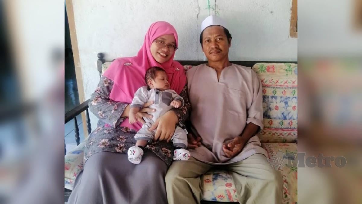 AHMAD Sarkawi bersama isteri, Siti Hawa dan anak mereka, Mohamad Ikhwan. FOTO ihsan Ahmad Sarkawi