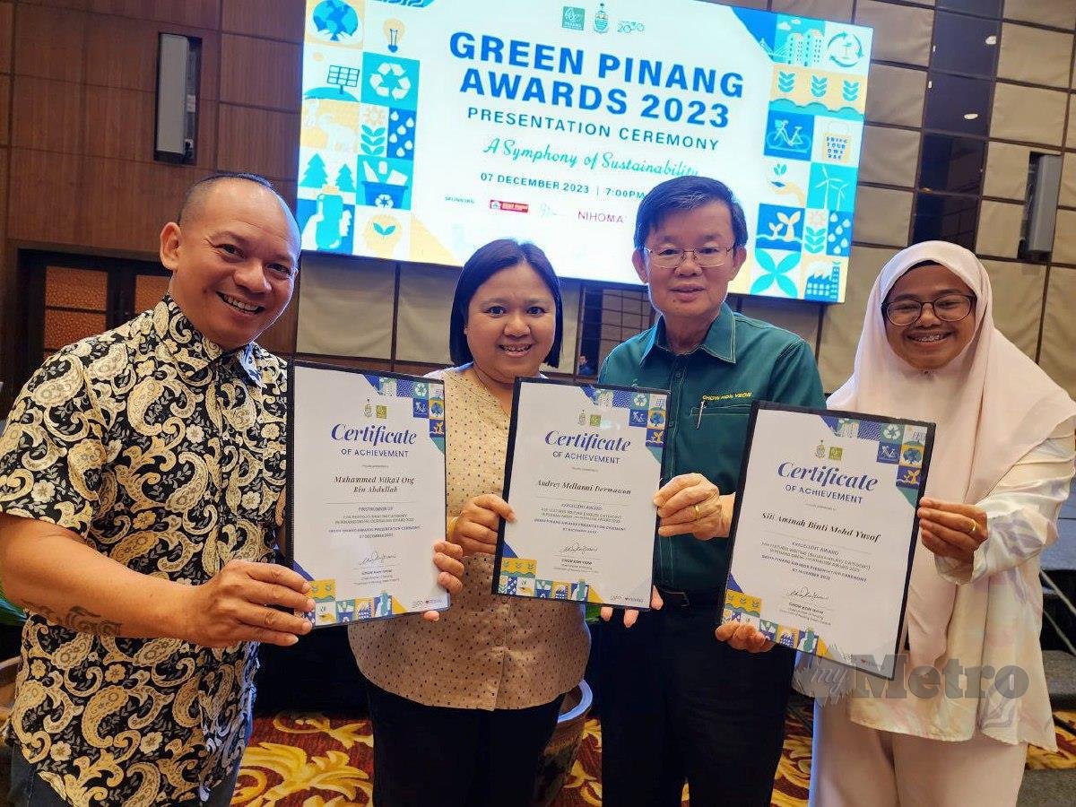 CHOW (dua kanan) bergambar bersama Audrey Dermawan, Mikail Ong dan Siti Aminah yang memenangi anugerah pada Majlis Anugerah Kewartawanan Hijau Pulau Pinang, malam ini FOTO NSTP