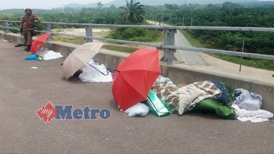 MAYAT ketiga-tiga mangsa yang maut dalam kemalangan. FOTO Rosli Ilham