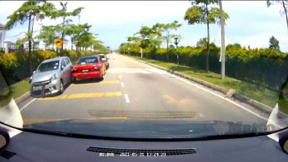RAKAMAN tular menunjukkan pemandu Perodua Axia melarikan diri selepas merempuh penunggang motosikal. FOTO tular