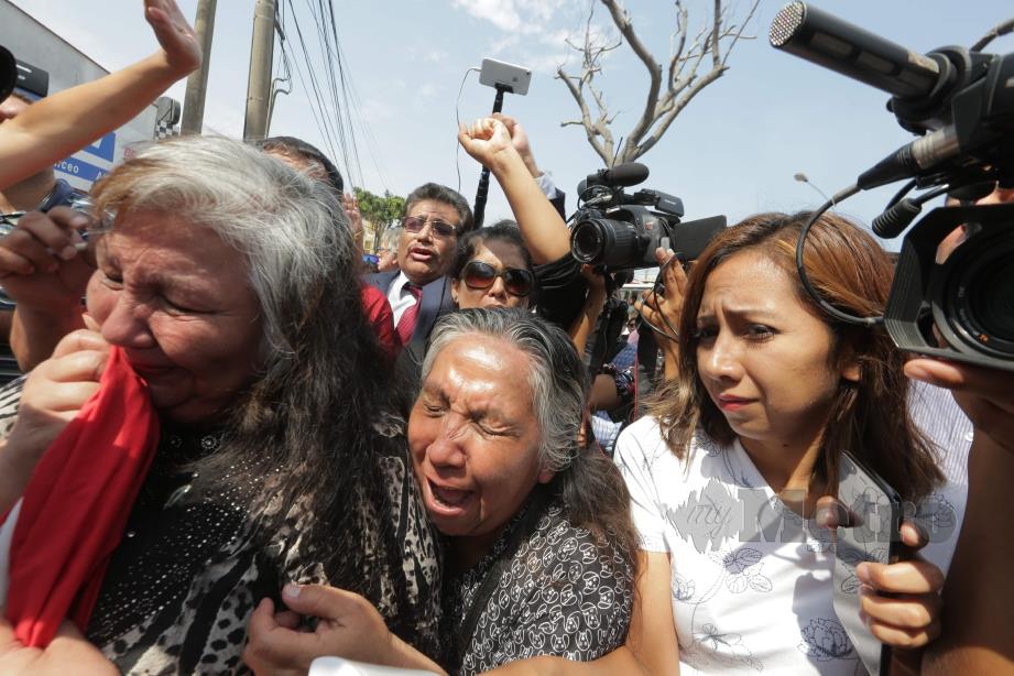PENYOKONG Garcia berduka dengan kehilangan bekas Presiden Peru itu.