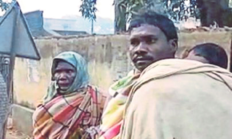 GAMBAR menunjukkan Dhibar mendukung mayat anaknya untuk dibawa pulang ke kampung di daerah Angul di negeri Odisha, India. - Agensi