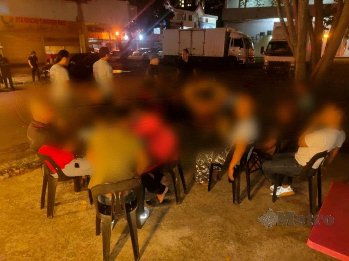 POLIS menahan 14 lelaki dipercayai ahli pertubuhan haram menerusi Ops Cantas di Inanam. FOTO ihsan polis 