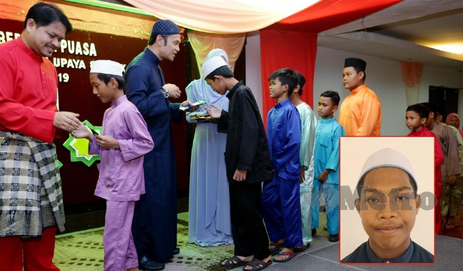 MOHD Faizal (tiga dari kiri) menyampaikan duit raya kepada anak yatim dan golongan kurang bernasib baik di Kuala Terengganu, semalam. (Gambar kecil),  Muhamad Talhah. FOTO Rozainah Zakaria dan Ahmad Rabiul Zulkifli.