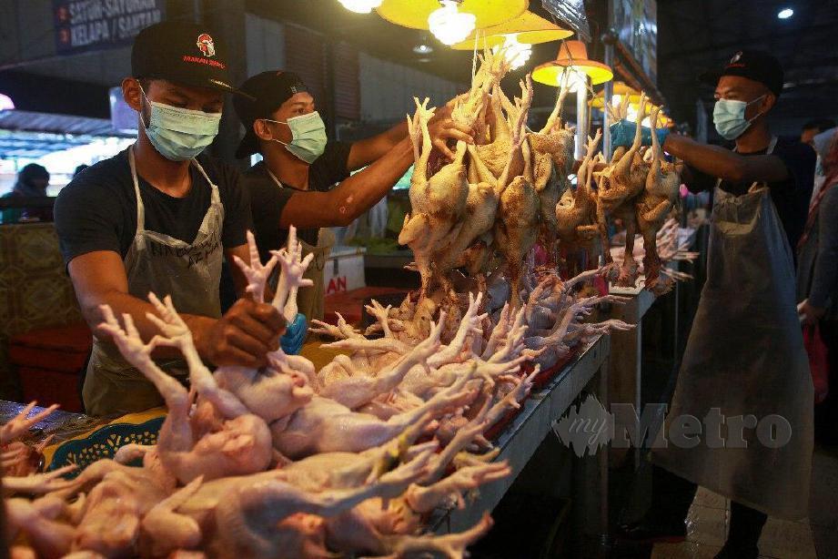TINJAUAN harga ayam di Pasar Chabang Tiga. FOTO Ghazali Kori