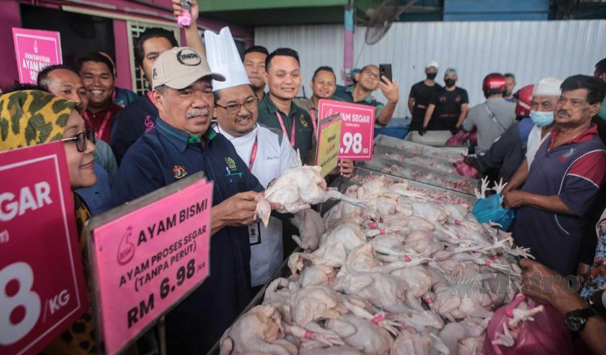 MOHAMAD Sabu merasmikan Jualan 'Happy Hour' harga ayam RM6. 98 sekilogram ketika mengadakan Pusat Jualan Ayam Bismi di Simpang Empat. FOTO Noorazura Abdul Rahman