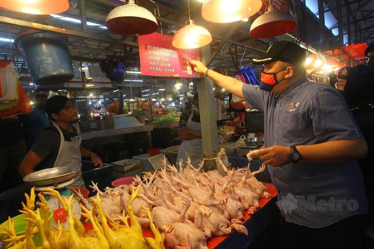 ARIFFIN membuat pemeriksaan penetapan harga baru ayam dan telur di Pasar Awam Chow Kit. FOTO Aziah Azmee
