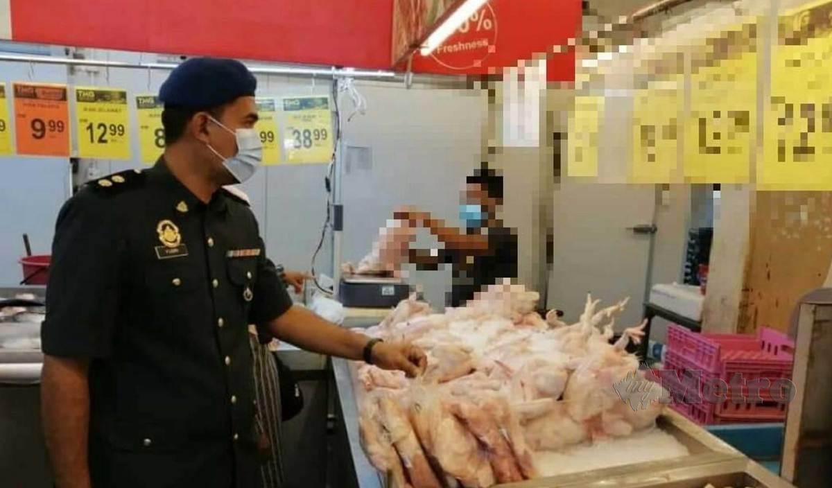 ANGGOTA penguat kuasa KPDNHEP melakukan pemeriksaan harga ayam di beberapa pasar basah. FOTO Baharom Bakar