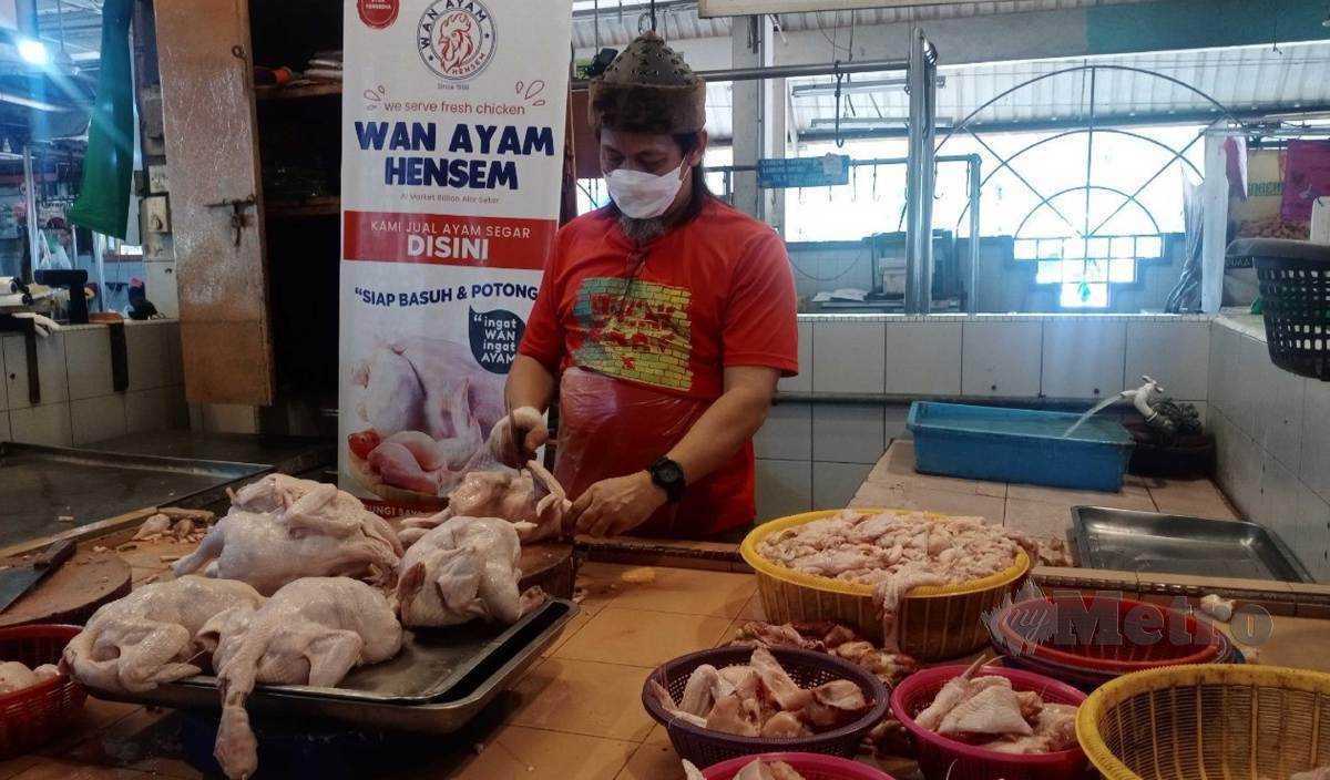 WAN Ahmad Fauzi memotong ayam di gerainya di Pasar Besar Alor Setar.FOTO Noorazura Abdul Rahman