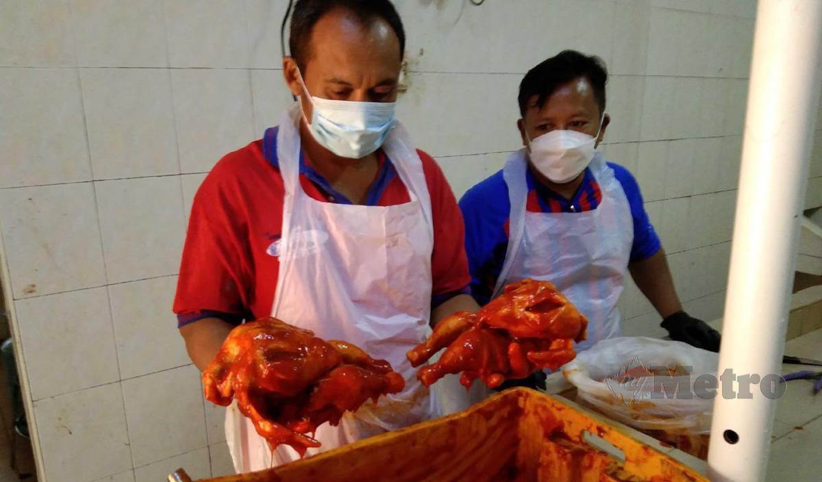 PENIAGA Zam Ayam Golek di Air Baloi mengekalkan harga hidangan itu sejak dua tahun lalu walaupun harga ayam mentah dan bahan lain semakin melambung di pasaran. FOTO Farid Noh