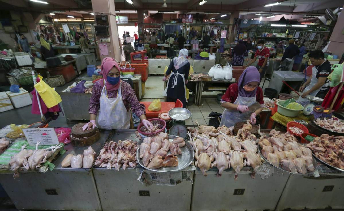 Salah seorang peniaga ayam sedang menyusun ayam segar yang dijual sepanjang bulan ramadan ketika tinjauan di Pasar Siti Khadijah. FOTO NIK ABDULLAH NIK OMAR