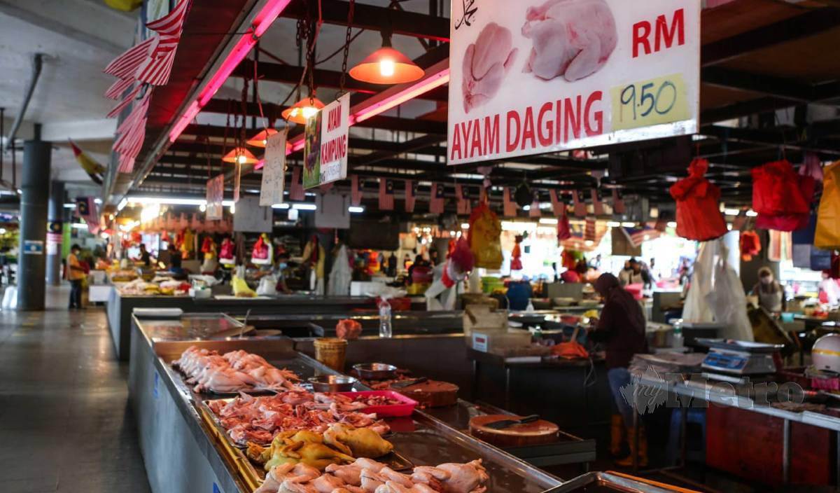 KEBANYAKAN peniaga menjual ayam dengan harga RM9.50 dan RM10 sekilogram. FOTO Arkib NSTP