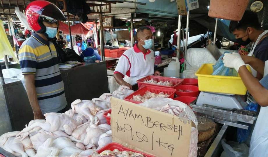 PENIAGA ayam di Pasar Awam Bukit Mertajam terpaksa menaikkan harga jualan ayam segar antara RM9 ke RM9.50 selepas pembekal memaklumkan ketiadaan bekalan ekoran PKP. FOTO Nur Izzati Mohamad