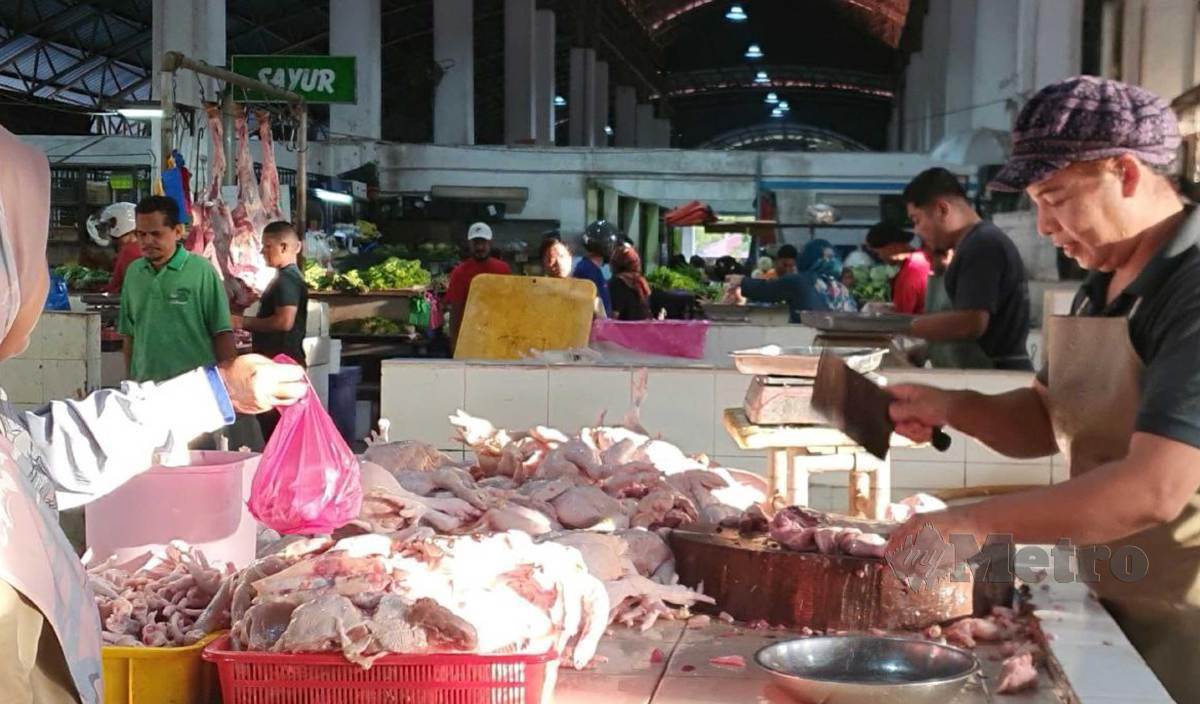 TINJAUAN gerai menjual ayam di Pasar Awam Kuah, Langkawi. FOTO Hamzah Osman