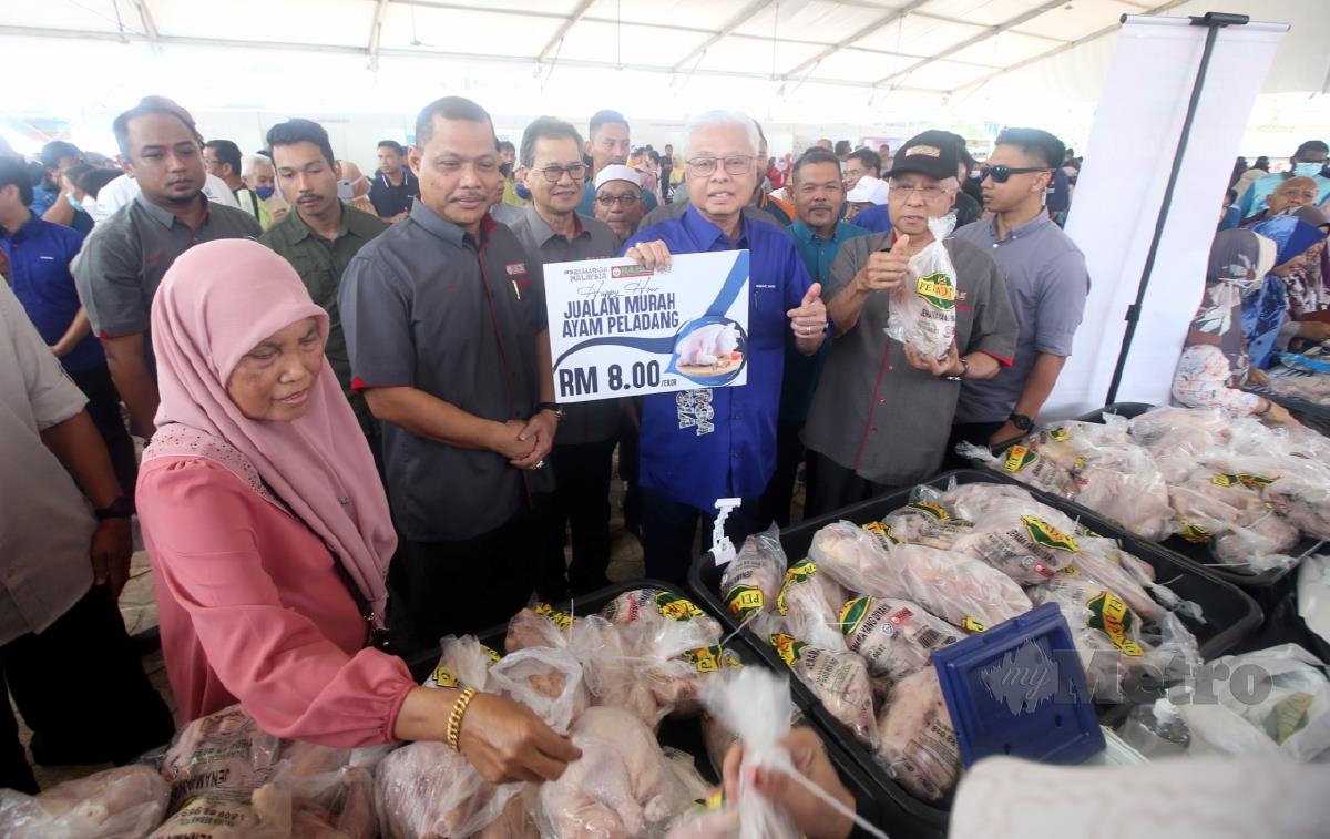 DATUK Seri Ismail Sabri Yaakob diiringi Pengerusi Nafas, Datuk Zamri Yaakob (dua dari kanan) menunjukkan harga promosi ayam yang dijual ketika Karnival Keluarga Malaysia: Anak Muda Gegor Bera di Dewan Konvensyen Majlis Daerah Bera. FOTO HAIRUL ANUAR RAHIM