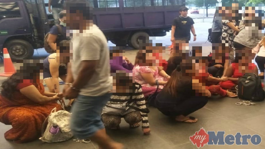 WANITA warga asing yang menawarkan khidmat seks di Jalan Petaling, ditahan Jabatan Imigresen Malaysia (JIM) menerusi Ops Gegar, semalam.
