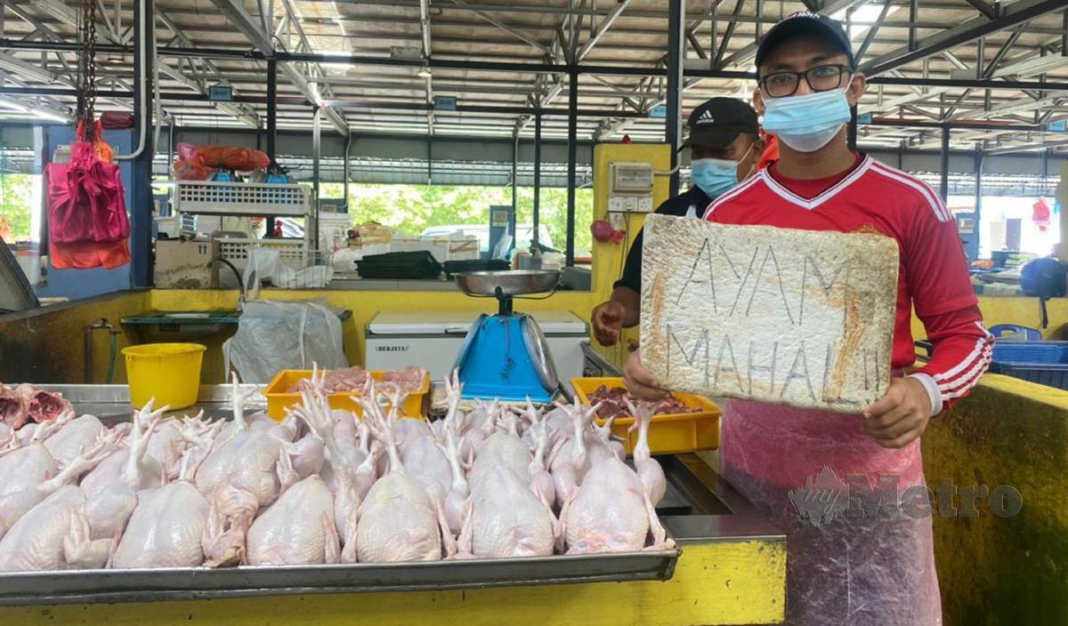 PENIAGA ayam menunjukkan tanda ayam mahal. FOTO Nuraliawati Sabri