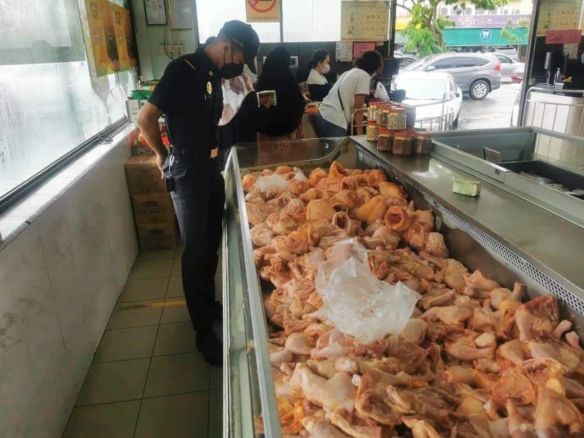 Pegawai KPDNHEP Sabah melakukan pemeriksaan terhadap bekalan daging ayam di pasar sekitar Sabah. Foto Ihsan KPDNHEP
