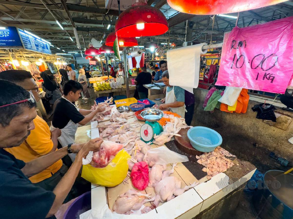 HARGA ayam di Pasar Chow Kit meningkat kepada RM10 sekilogram menjelang Aidilfitri yang disambut minggu depan. FOTO Hazreen Mohamad