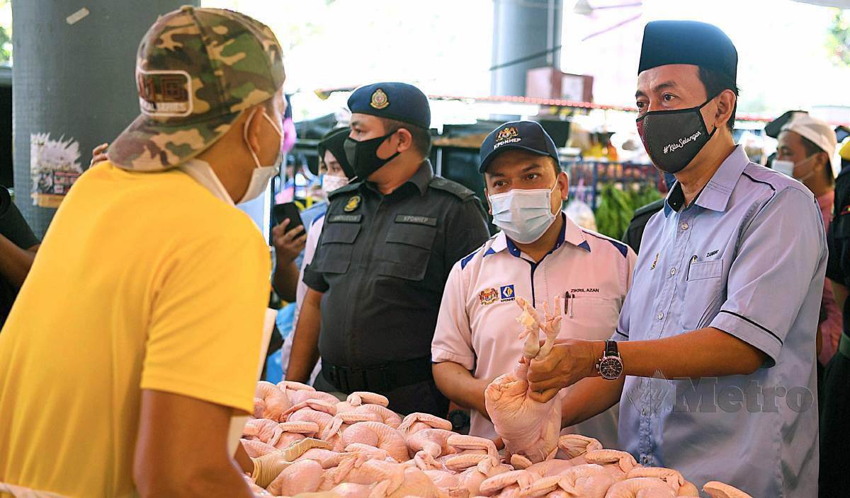 ZAWAWI (kanan) bersama Mohamad Zikril (dua dari kanan) memantau harga ayam di Pasar Moden Seksyen 6, Shah Alam susulan berlakunya kenaikan harga ayam di beberapa tempat di Selangor. FOTO Faiz Anuar